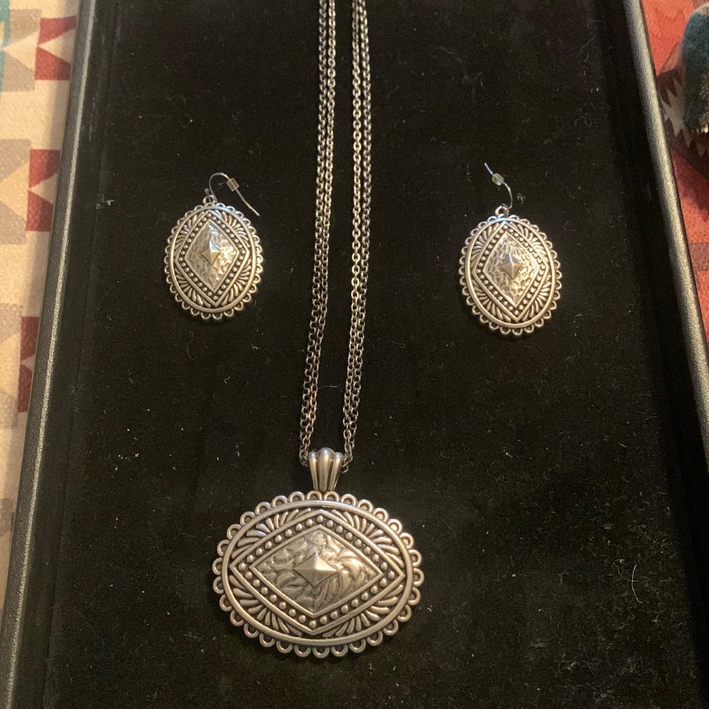 Necklace and earring set